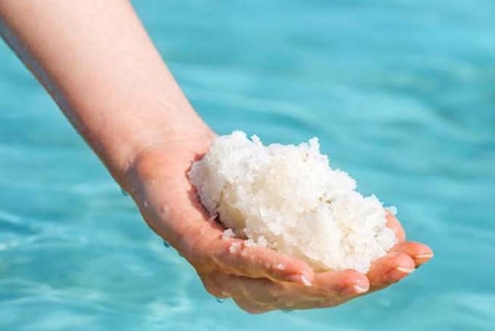 Badezusatz Bathcharm — Produkt in der Hand