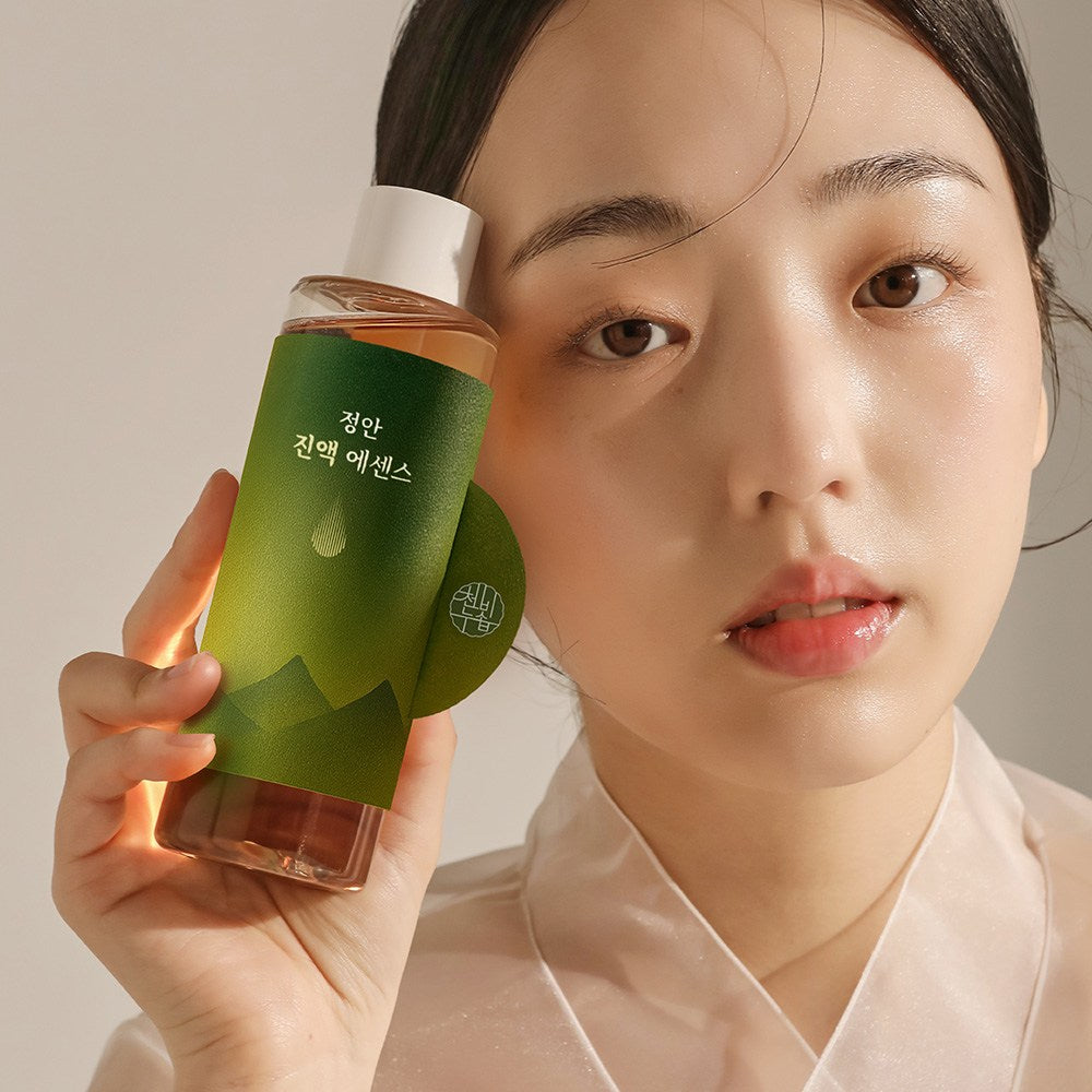 Gesichtspflege Cheonbinusop Jeongan Go — Produkt in der Hand